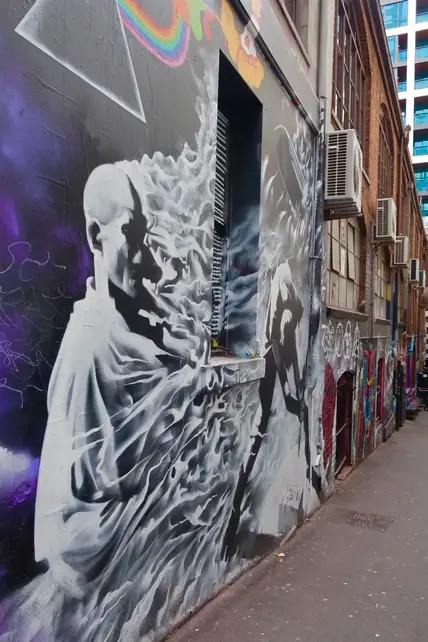 Die AC/DC Lane ist nur einen kurzen Fußweg von der Hosier Lane entfernt, ist aber deutlich weniger überlaufen.