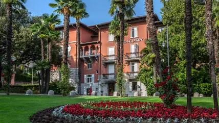 Das Hotel liegt innerhalb eines wunderschön angelegten Gartens.