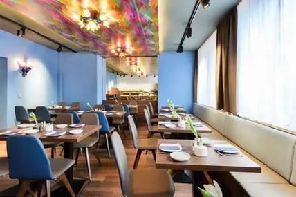 Im coolen Ambiente des Frühstücksraums des Westend Hotels kannst du dich für den Tag stärken.
